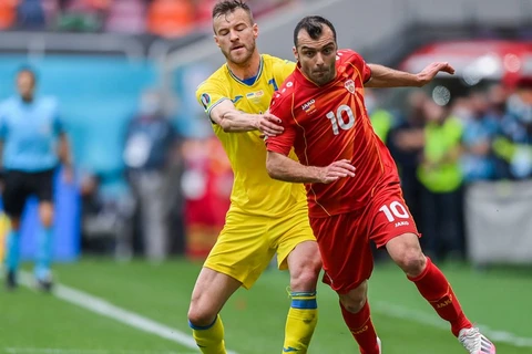 Goran Pandev (áo đỏ) trong một pha tranh chấp với Andriy Yarmolenko trong trận đấu bảng C EURO 2020 giữa Bắc Macedonia và Ukaine ở Bucharest, Romania vào ngày 17/6/2021. (Nguồn: sportsnet.ca)