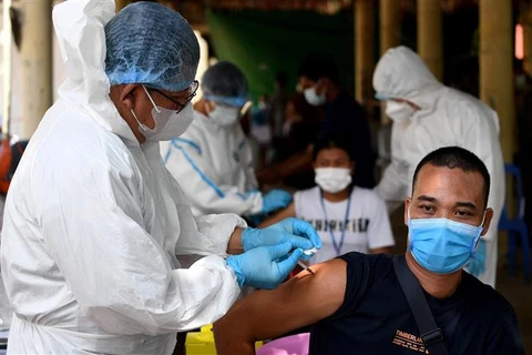 Một điểm tiêm vaccine ngừa COVID-19 tại Phnom Penh, Campuchia, ngày 20/5/2021. (Ảnh: AFP/TTXVN)