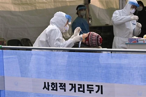 Một điểm xét nghiệm COVID-19 tại Seoul, Hàn Quốc. (Ảnh: AFP/TTXVN)