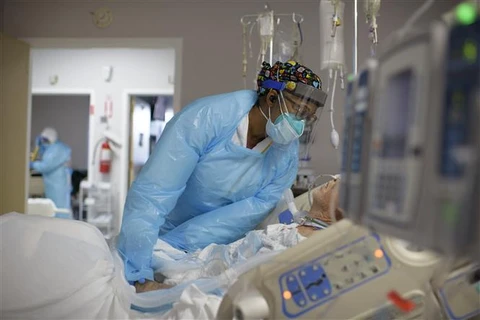 Nhân viên y tế chăm sóc bệnh nhân COVID-19 tại trung tâm y tế ở Houston, Texas, Mỹ. (Ảnh: AFP/TTXVN)