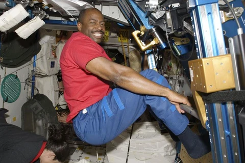 Leland Melvin, cựu phi hành gia của NASA và là cầu thủ NFL, trong một bức ảnh chụp vào ngày 22/11/2009 trên Trạm Vũ trụ quốc tế, do NASA cung cấp. (Nguồn: apnews.com)