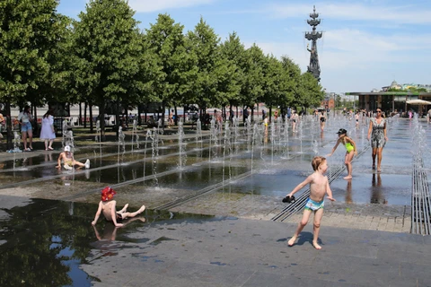 Người dân tắm giải nhiệt ở thủ đô Moskva của Nga. (Nguồn: themoscowtimes.com)