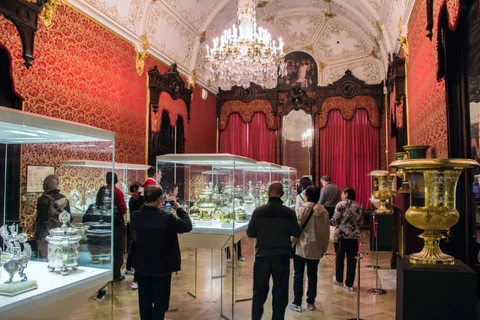 Du khách tham quan bảo tàng kim hoàn Faberge ở cố đô St. Petersburg của Nga. (Nguồn: itravelspb.com)