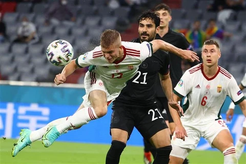 Trung vệ Hungary Andras Schafer (áo trắng phía trước) cản phá bóng bổng trong trận đấu với đội tuyển Đức ở lượt cuối bảng F EURO 2020, trên sân Allianz tại Munich. (Ảnh: AFP/TTXVN)