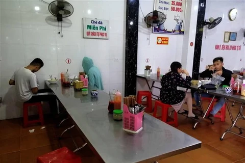 [Video] Mừng-lo Hà Nội mở cửa trở lại dịch vụ hàng quán