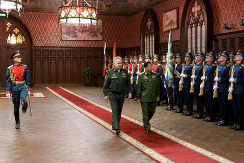 Bộ trưởng Quốc phòng Nga Sergei Shoigu (trái) và Tổng tư lệnh Myanmar Min Aung Hlaing sánh bước qua đội vệ binh danh dự trước cuộc hội đàm tại Moskva (Nga), ngày 22/6/2021. (Nguồn: reuters.com)