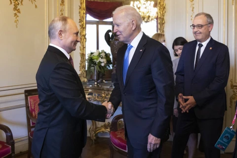 Tổng thống Nga Vladimir Putin (trái) và Tổng thống Mỹ Joe Biden bắt tay khi bắt đầu hội nghị thượng đỉnh Nga-Mỹ tại Villa La Grange ở Geneva (Thụy Sĩ), hồi giữa tháng Sáu. (Nguồn: japantimes.co.jp)