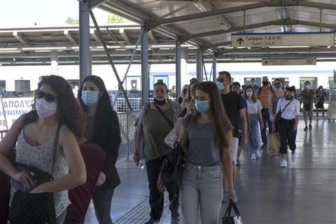 Người dân đeo khẩu trang phòng lây nhiễm COVID-19 tại Athens, Hy Lạp, ngày 12/6/2020. (Ảnh: THX/TTXVN)