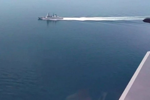 Hình ảnh từ đoạn băng của quân đội Nga, cho thấy tàu khu trục HMS Defenfender ở ngoài khơi gần Bán đảo Crimea hồi tuần trước. (Nguồn: bbc.com)