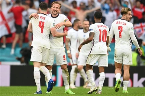 Các cầu thủ Anh mừng chiến thắng sau trận gặp Đức ở vòng 16 đội, EURO 2020 trên sân vận động Wembley ở London, ngày 29/6/2021. (Ảnh: AFP/TTXVN)