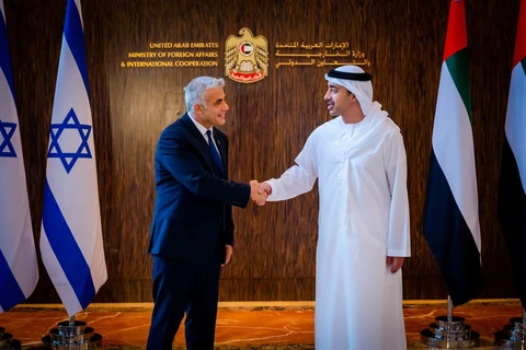 Bộ trưởng Ngoại giao Israel Yair Lapid (trái) bắt tay người đồng cấp UAE Sheikh Abdullah bin Zayed al-Nahyan tại Abu Dhabi (UAE), ngày 29/6/2021. (Nguồn: reuters.com)