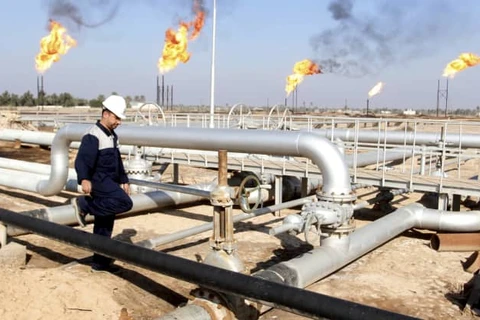 Một công nhân tại mỏ dầu Nahr Bin Umar, phía bắc Basra, Iraq. (Nguồn: cnbc.com)