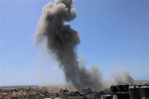 Khói bốc lên sau một cuộc không kích do Israel tiến hành tại Dải Gaza, ngày 20/5/2021. (Ảnh: AFP/TTXVN)