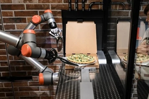 Robot Pazzi phục vụ khách hàng. (Nguồn: thelocal.fr)