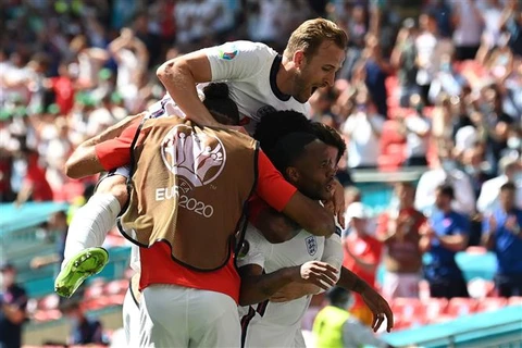 Các cầu thủ Anh ăn mừng chiến thắng trong trận gặp Croatia tại Bảng D EURO 2020 trên sân vận động Wembley ở London (Anh), ngày 13/6/2021. (Ảnh: AFP/TTXVN)