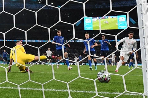 Pha ghi bàn thắng gỡ hòa của tiền đạo Tây Ban Nha Alvaro Morata (số 7) vào lưới đội tuyển Italy trong trận bán kết EURO 2020 ở Wembley (Anh) ngày 6/7/2021. (Ảnh: AFP/TTXVN)