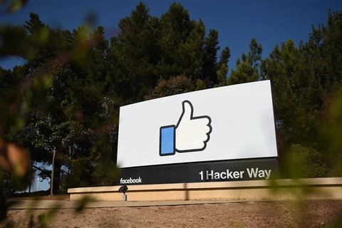 Biểu tượng "Like" của Facebook tại trụ sở ở Menlo Park, California (Mỹ). (Ảnh: AFP/TTXVN)