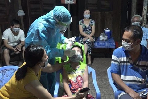Uỷ ban Nhân dân huyện Chơn Thành (Bình Phước) quyết định phong tỏa 250 hộ gia đình và lấy mẫu xét nghiệm hơn 1.000 người dân ngay trong đêm 30/6, sau khi xuất hiện ca mắc COVID-19 đầu tiên. (Ảnh: TTXVN)