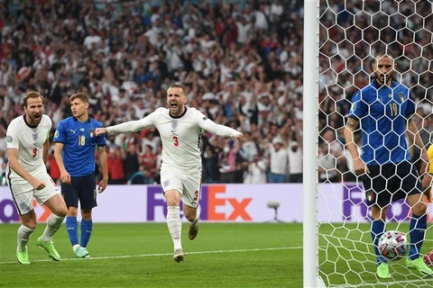 Pha ăn mừng bàn thắng mở tỷ số của hậu vệ Anh Luke Shaw (giữa) trong trận chung kết EURO 2020 gặp tuyển Italy trên sân Wembley, London ngày 11/7/2021. (Ảnh: AFP/TTXVN)