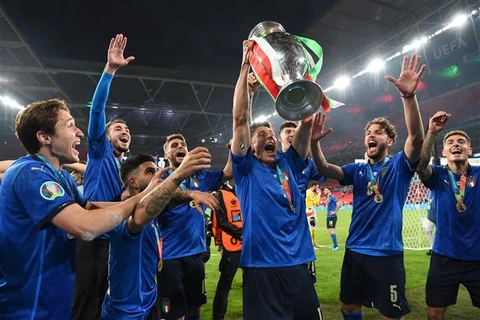 Niềm vui phút đăng quang vô địch EURO 2020 của các cầu thủ Italy trong trận chung kết gặp đội chủ nhà Anh trên sân Wembley ở London, ngày 11/7/2021. (Ảnh: AFP/TTXVN)