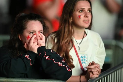 Giây phút hồi hộp của các cổ động viên Anh khi đội nhà phải phân định thắng thua với tuyển Italy bằng loạt đá luân lưu trong trận chung kết EURO 2020 trên sân Wembley tại London, ngày 11/7/2021. (Ảnh: AFP/TTXVN)