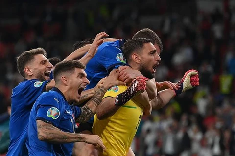 Thủ thành Gianluigi Donnarumma (áo vàng) chia vui cùng đồng đội khi Italy đăng quang vô địch EURO 2020 trong trận chung kết gặp tuyển Anh tại Wembley, London ngày 11/7/2021. (Ảnh: AFP/TTXVN)