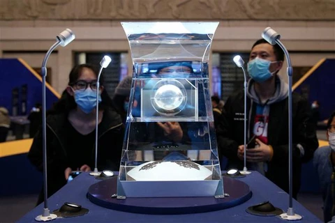 Mẫu đất đá do tàu vũ trụ Thường Nga 5 thu thập trên Mặt Trăng được trưng bày tại Bảo tàng quốc gia ở thủ đô Bắc Kinh (Trung Quốc), ngày 28/2/2021. (Ảnh: AFP/TTXVN)