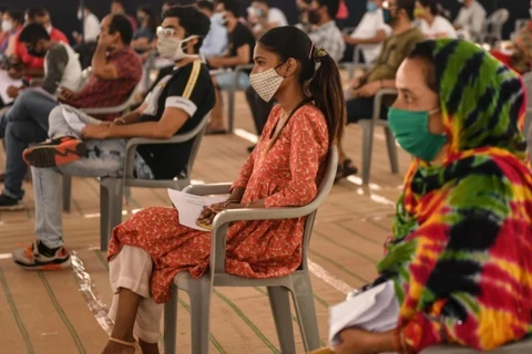 Người dân chờ tiêm vaccine ngừa COVID-19 ở Amritsar (Ấn Độ). (Nguồn: telegraph.co.uk)