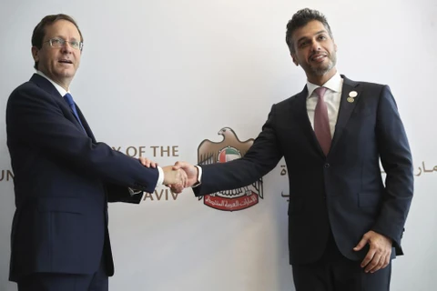 Tổng thống Israel Isaac Herzog (trái) bắt tay Đại sứ UAE Mohamed Al Khaja trong lễ khai trương Đại sứ quán UAE tại Tel Aviv (Israel), ngày 14/7/2021. (Nguồn: apnews.com)