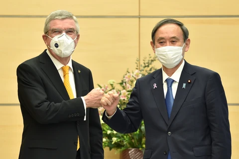 Thủ tướng Nhật bản Suga Yoshihide (phải) và Chủ tịch IOC Thomas Bach trong một cuộc gặp tại Tokyo (Nhật Bản), ngày 16/11/2020. (Nguồn: dailysabah.com)