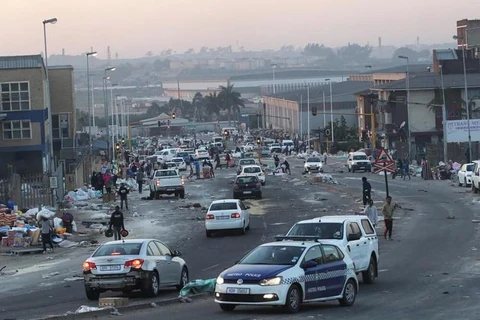 Giao thông hỗn loạn trên một con đường ở Mobeni, phía nam thành phố Durban ngày 15/7/2021, khi tình trạng bất ổn tiếp tục ở tỉnh KwaZulu Natal của Nam Phi. (Nguồn: wdrb.com)