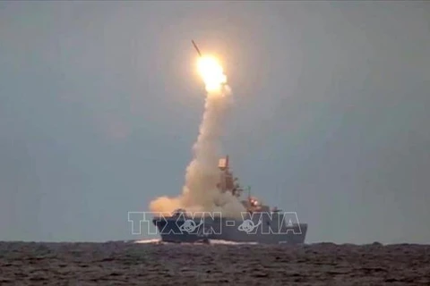 Tên lửa siêu thanh Tsirkon của Nga được phóng thử nghiệm từ tàu chiến Đô đốc Gorshkov trên Biển Trắng, ngày 6/10/2020. (Ảnh: Reuters/TTXVN)