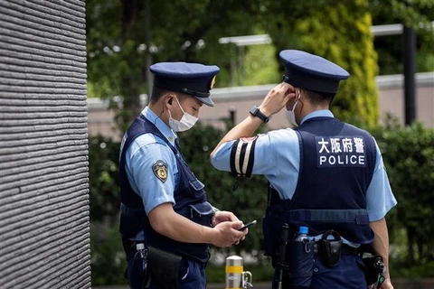 Cảnh sát gác bên ngoài làng vận động viên Olympic và Paralympic ở Tokyo (Nhật Bản), ngày 14/7/2021. (Ảnh: AFP/TTXVN)