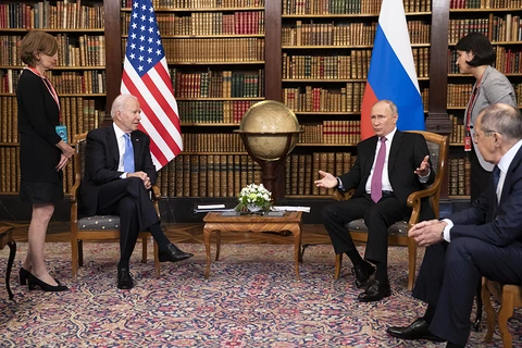 Tại hội nghị thượng đỉnh ở Geneva hồi tháng Sáu, Tổng thống Nga Vladimir Putin (ngồi bên phải) và người đồng cấp Mỹ Joe Biden đã nhất trí tái khởi động tiến trình đối thoại về ổn định chiến lược, làm giảm nguy cơ chiến tranh hạt nhân. (Nguồn: armscontrol.