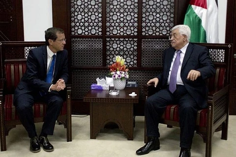 Tổng thống Chính quyền Palestine Mahmoud Abbas (phải) gặp lãnh đạo Liên minh Do Thái Isaac Herzog tại Ramallah, ngày 18/8/2015. (Nguồn: timesofisrael.com)