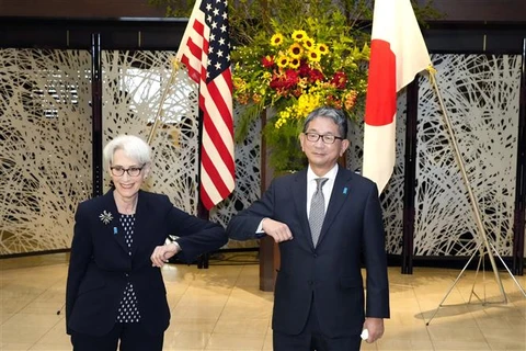 Thứ trưởng Ngoại giao Mỹ Wendy Sherman (trái) và người đồng cấp Nhật Bản Takeo Mori tại cuộc gặp ở Tokyo (Nhật Bản), ngày 20/7/2021. (Ảnh: AFP/TTXVN)