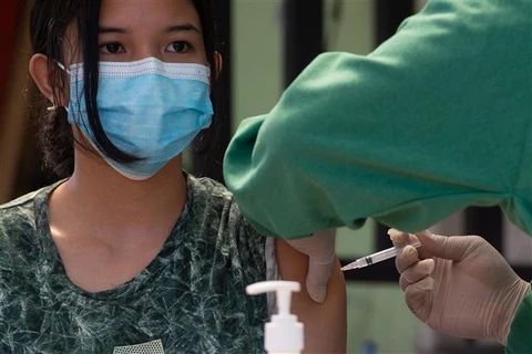Tiêm vaccine ngừa COVID-19 cho người dân tại phía Nam Jakarta (Indonesia), ngày 12/7/2021. (Ảnh: THX/TTXVN)