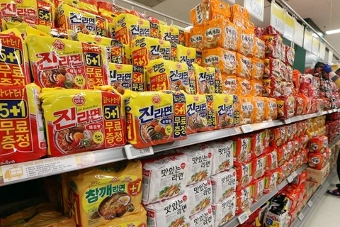 Mỳ ăn liền được bày bán ở một siêu thị ở Seoul (Hàn Quốc). (Nguồn: koreaherald.com)
