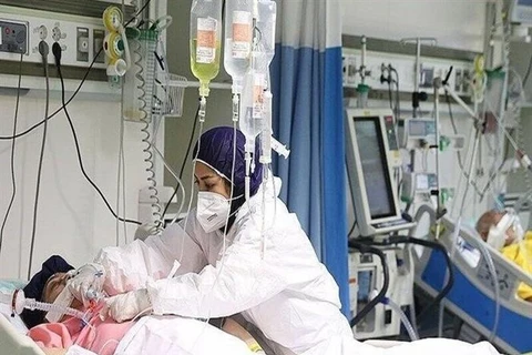 Bệnh nhân nhiễm COVID-19 được điều trị tại bệnh viện ở Tehran (Iran). (Ảnh: IRNA/TTXVN)