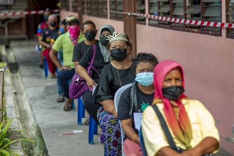 Người dân xếp hàng chờ tiêm vaccine phòng COVID-19 tại bang Selangor (Malaysia), ngày 25/7/2021. (Ảnh: THX/TTXVN)