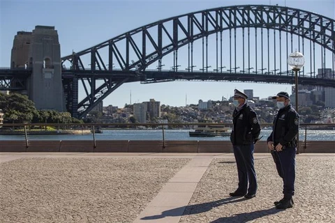 Cảnh sát gác gần khu vực Cầu cảng Sydney (Australia), ngày 18/7/2021. (Ảnh: THX/TTXVN)