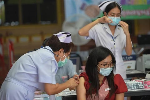 Nhân viên y tế tiêm vaccine phòng COVID-19 cho người dân tại Bangkok (Thái Lan), ngày 15/7/2021. (Ảnh: THX/TTXVN)