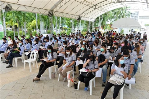 Người dân xếp hàng chờ xét nghiệm COVID-19 tại Bangkok (Thái Lan), ngày 9/7/2021. (Ảnh: THX/TTXVN)