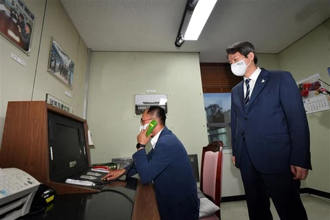 Bộ trưởng Thống nhất Hàn Quốc Lee In-young (phải) tới thăm phòng đặt đường dây nóng liên lạc với Triều Tiên tại làng biên giới Panmunjom ở Khu phi quân sự giữa hai miền Triều Tiên, ngày 16/9/2020. (Ảnh: AFP/TTXVN)