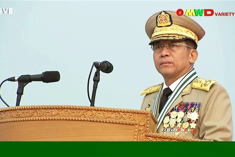 Thống tướng Min Aung Hlaing phát biểu trên truyền hình Myanmar, ngày 27/3/2021. (Ảnh: AFP/TTXVN)