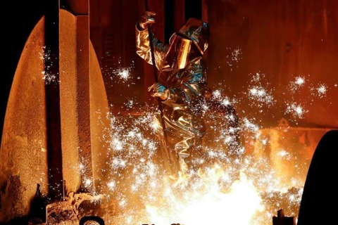 Một công nhân của tập đoàn công nghiệp Đức ThyssenKrupp AG lấy mẫu sắt thô từ lò cao tại nhà máy thép lớn nhất của Đức ở Duisburg, ngày 28/1/2019. (Nguồn: reuters.com)
