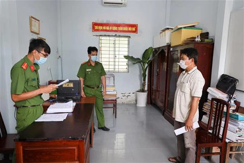 Cơ quan Cảnh sát điều tra Công an huyện Phong Điền tống đạt quyết định khởi tố bị can và cấm đi khỏi nơi cư trú đối với các đối tượng. (Ảnh: TTXVN)
