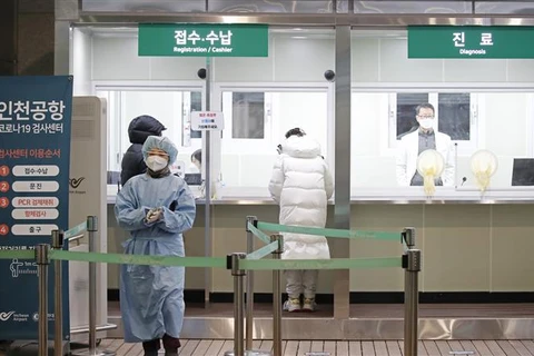 Hành khách đăng ký xét nghiệm COVID-19 tại một trạm xét nghiệm ở sân bay quốc tế Incheon (Hàn Quốc), ngày 8/1/2021. (Ảnh: Yonhap/TTXVN)