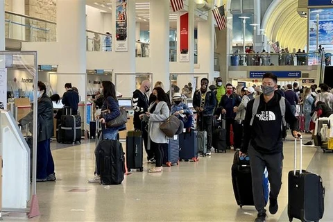Hành khách chờ làm thủ tục tại sân bay quốc tế Los Angeles (Mỹ), ngày 24/4/2021. (Ảnh: AFP/TTXVN)