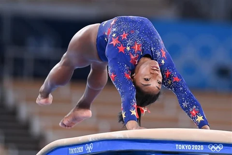 Simone Biles thi đấu ở nội dung xà lệch tại Olympic Tokyo 2020, ngày 25/7/2020. (Ảnh: THX/TTXVN)